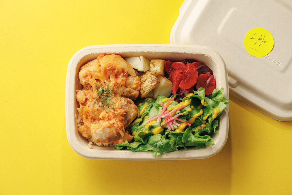 バガス容器に盛り付けたエコランチ