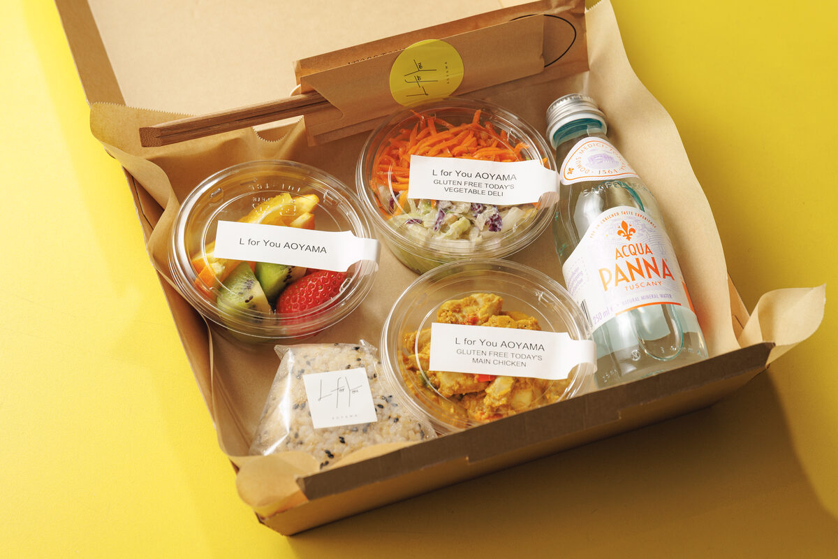 ロケ弁／バラエティBOX — 小分け容器にデリ・おにぎり・ドリンクのセット